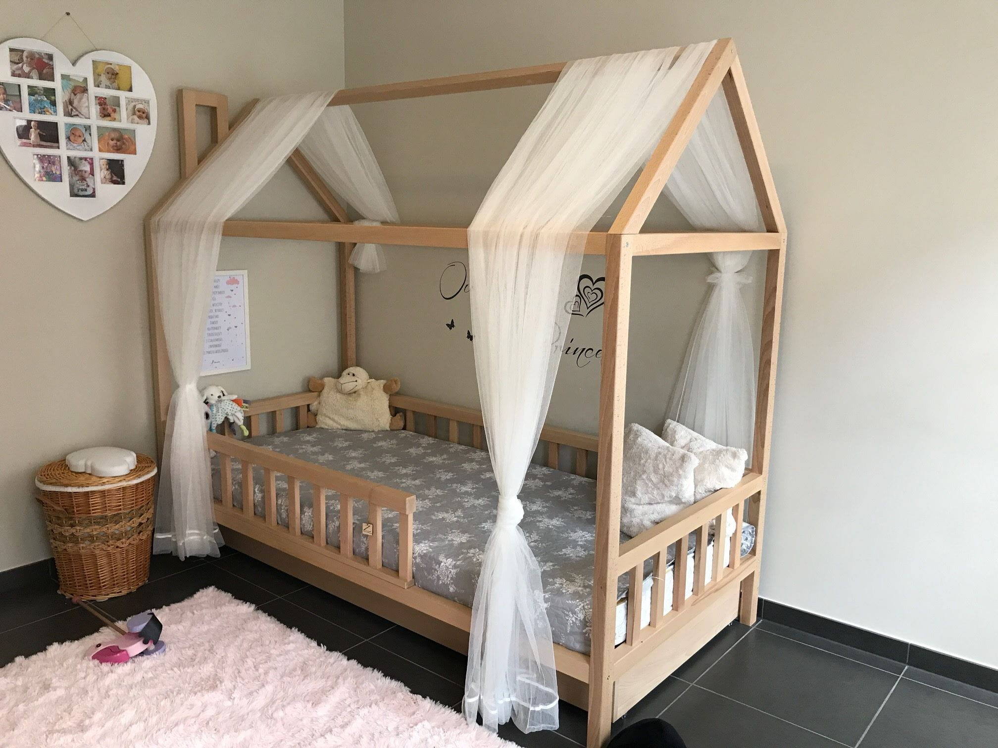 кровать домик для детей в интерьере